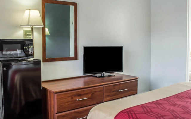 Econo Lodge University
