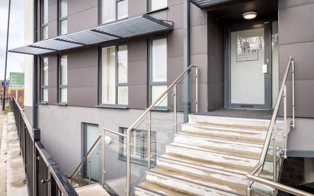 Elliot Oliver - Executive 2 Bedroom Garden Apartment