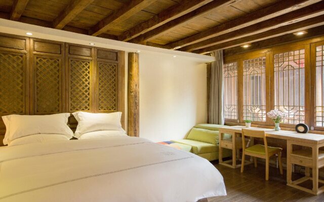 Lijiang Banxicaotang Inn