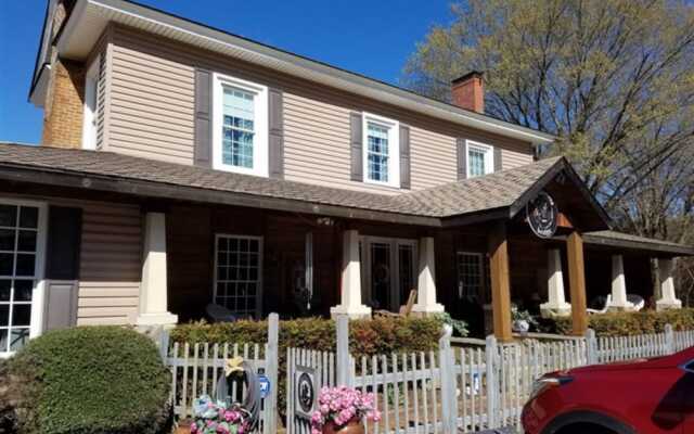 Silly Chickens Lodge B&B