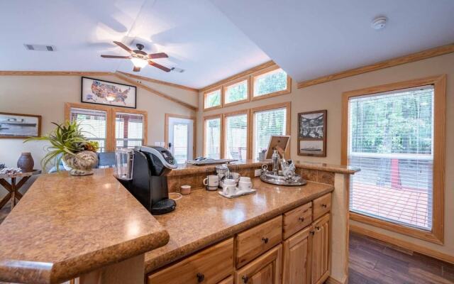 Fish Tales Stunning Cabin Includes Wifi, Hot Tub, and BBQ by Redawning