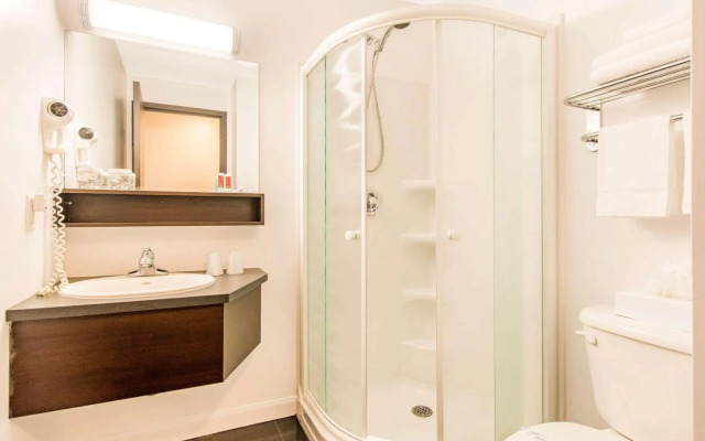 Econo Lodge Inn & Suites