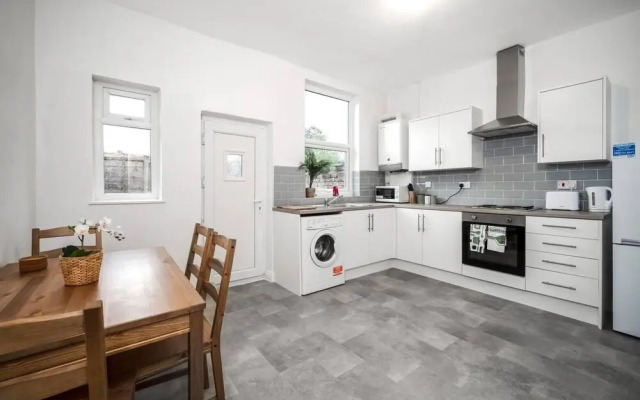 Modern Spacious 2 Bedroom House in Leigh