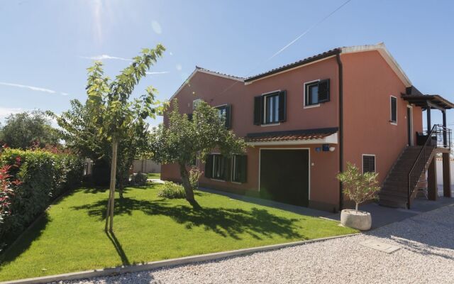 Five Bedroom Holiday House & Pool near Kanegra Beach