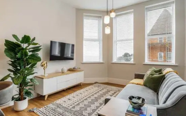 Stunning Sea Views, Family Apt; Free Parking & Gym