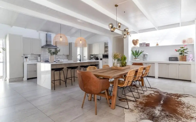 Flamingo Villa Beach Pool Luxury Solar Back Up