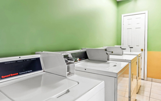 Days Inn by Wyndham Houston East