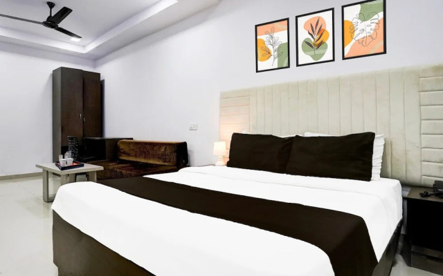 Cozy Deluxe Room Near Juhu Beach Mumbai