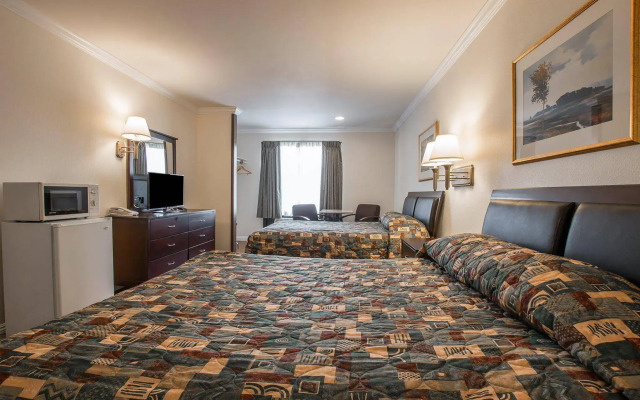 Palm Inn Hotel near Tyler Mall Riverside