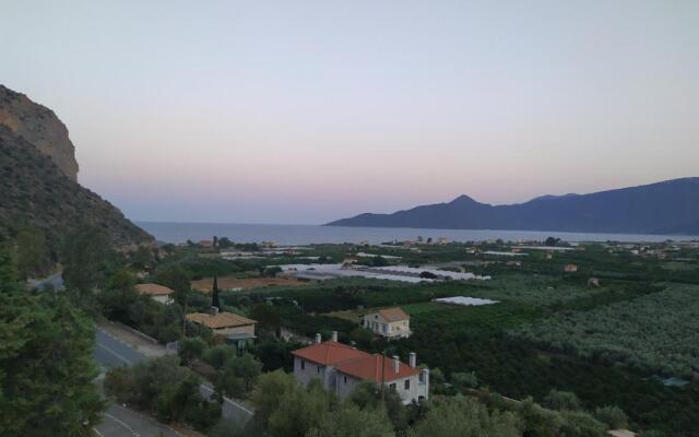 Red Rock and View Leonidio maisonette studio