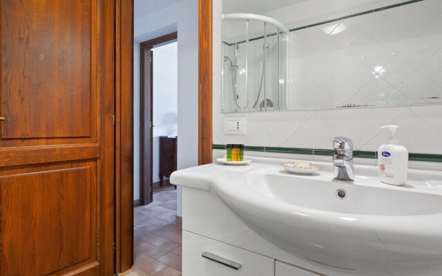 Waterfront Mansion in Rome near Lake