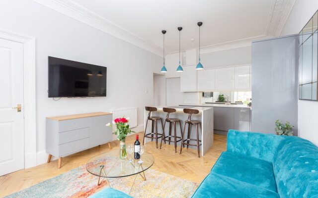 Silver Lining - Luxury New Town Apartment