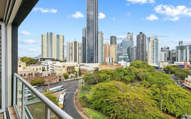 Bright 1-bed With Great Views & Amenities