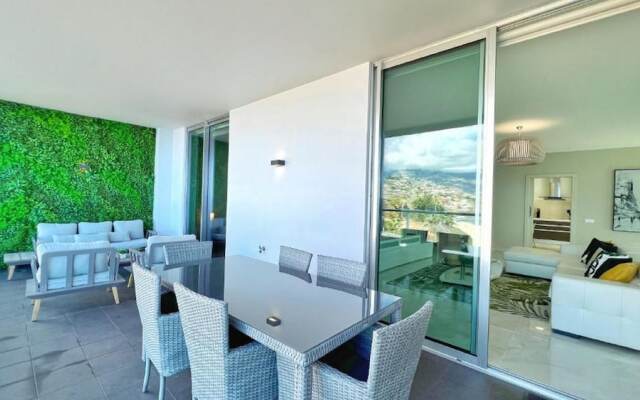 Lux Apartment first row