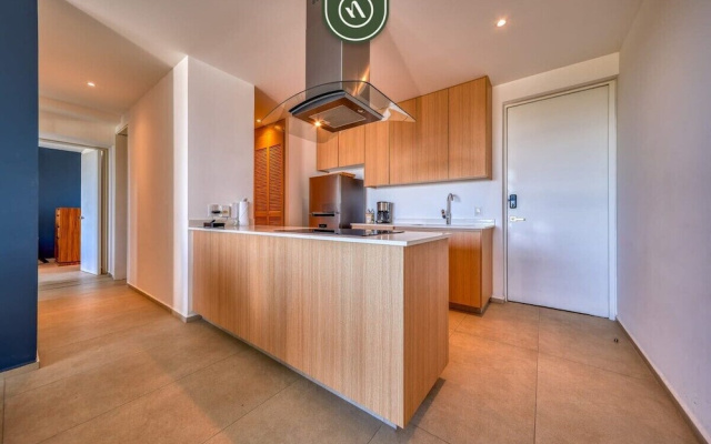 Oceanfront 2BR Condo -private Balcony - Beach