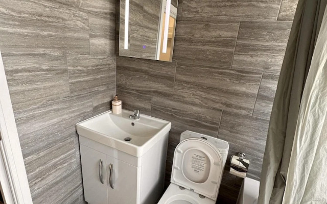6-bed 3-bath Home - Sleeps 14 & Free Parking