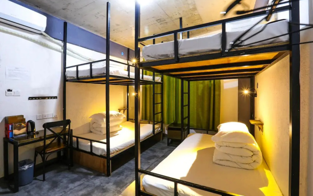 Comma Travel International Youth Hotel