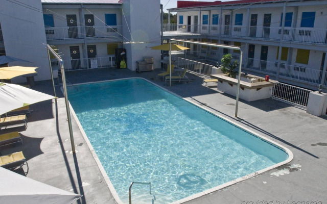 Sea And Breeze Hotel And Condo