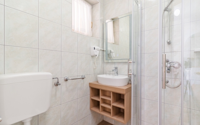 Apartment Escape - 20 m from sea: Brown Medulin, Istria