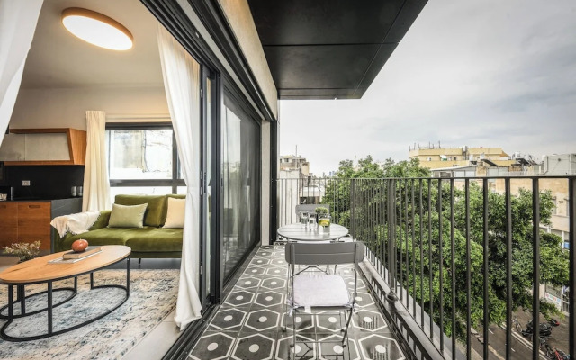 Stylish 2BR Apt with Balcony and View
