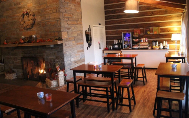Cliff Dwellers Inn