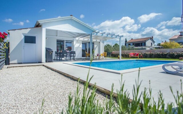 Elegant Villa With Swimming Pool in Pula Near Sea