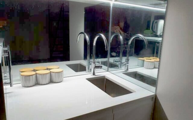 THE Roezetta1 Luxury Stylish Unit, Walk TO City