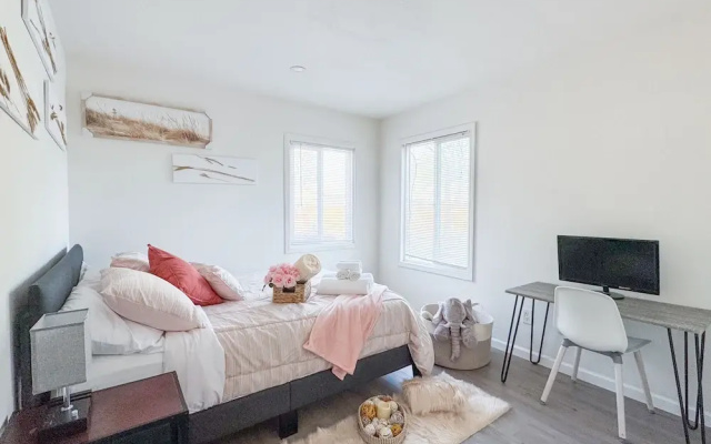 Walk to Google 3BR Home Yard & Kitchen