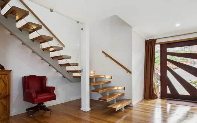 Ooranya - on Top Lake