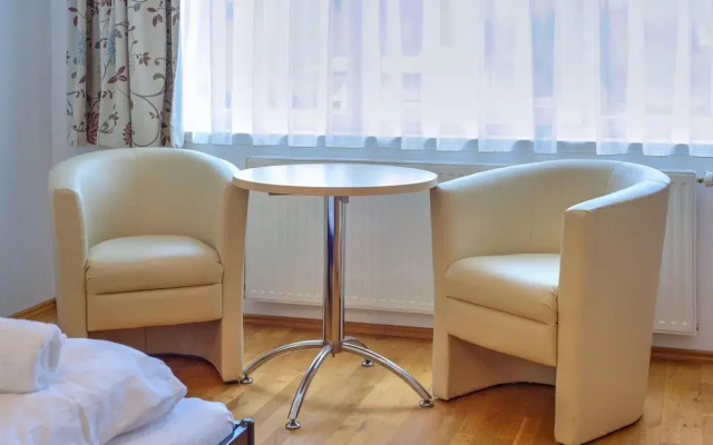 Tranquil Mountain Stay, Central & Sunny