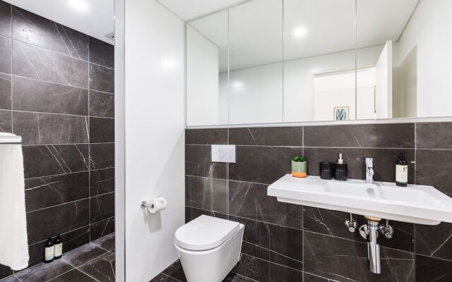 Sydney Townhouse with Parking and Deck