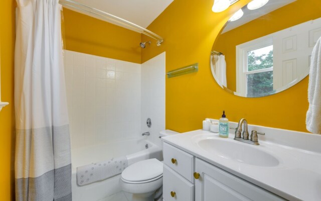 Riverfront Virginia Home - Dock, Fire Pit & Kayaks