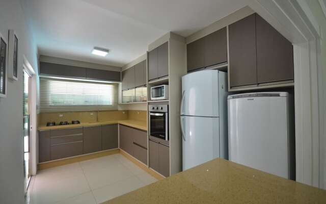 Casa 05 Dormitórios na Praia de Bombas