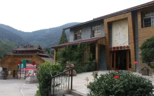 Shangri-La Holiday Manor