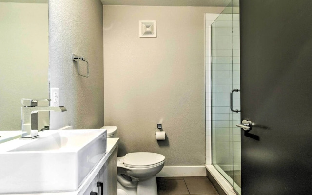 Luxe Denver Townhome: Hot Tub + City Views!