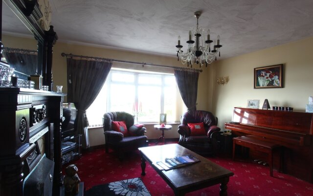 Captivating 8-bed House in Antrim