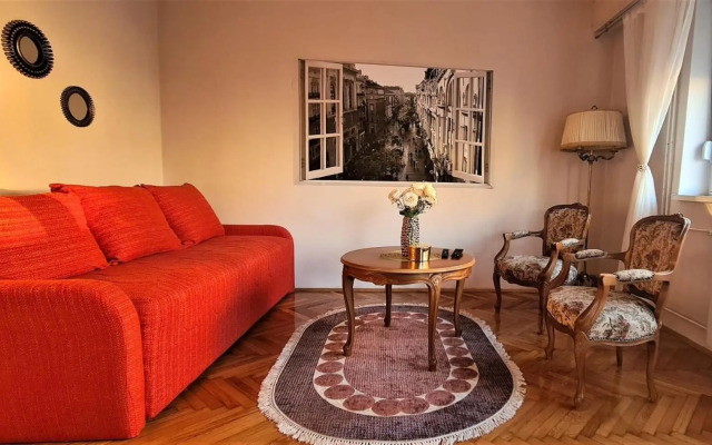 Windows City Apartment