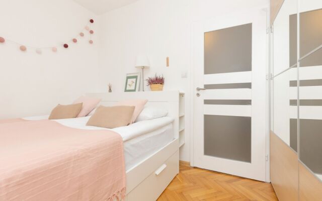 Bright Aapartment Holenderska by Renters
