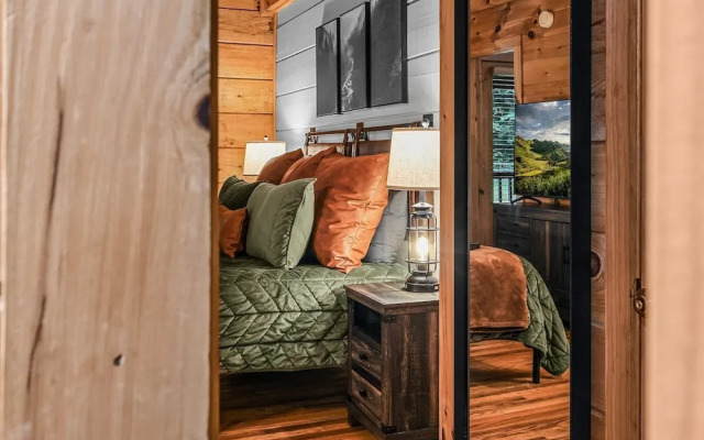 Willow Creek 2 Bedroom Cabin by RedAwning