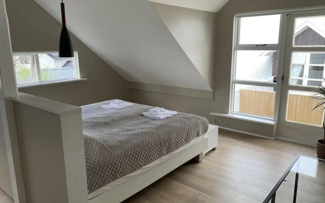 Great 8 Person House, Reykjavik, Free use of Car!