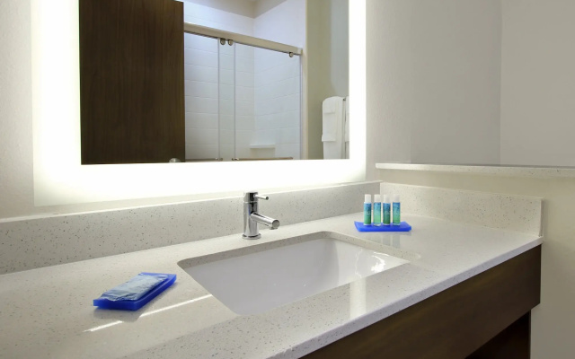 Holiday Inn Express & Suites Brookshire - Katy Freeway by IHG