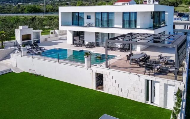 Sunset Serenity Villa With Pool, Gym and Sauna