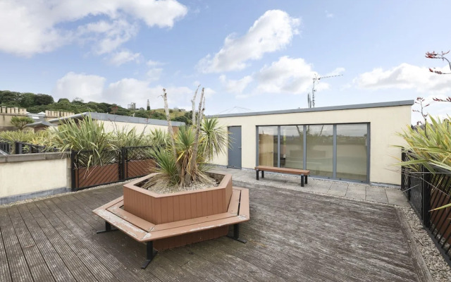 JOIVY Executive 2-Bed Apt With Stunning Roof Terraces