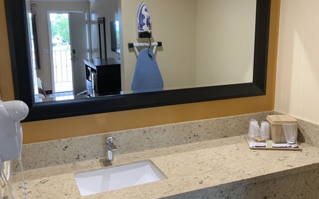 Ontario Inn & Suites