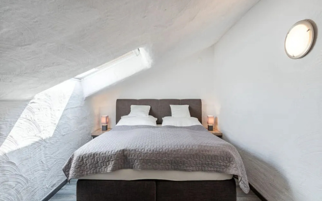 No. 7 Lake View Modern Retreat