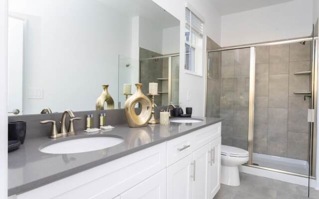 Beautiful Spacious House Near Themed Parks