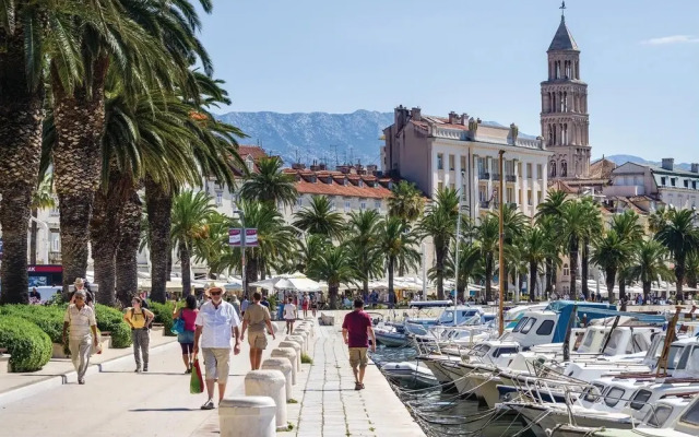 Nice Apartment in Split With 3 Bedrooms and Wifi