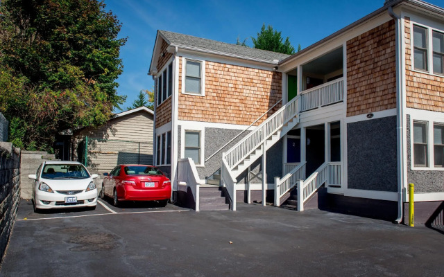 Downton Annie Apartment Three 2BD 1BA Parking