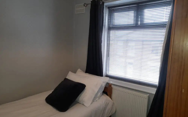 Bright 4-bed House 15 min to Manchester Centre