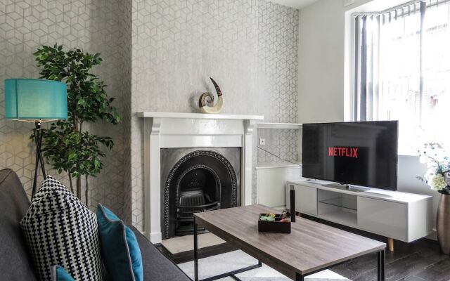 Tudors eSuites Historic Townhouse Birmingham with Garden